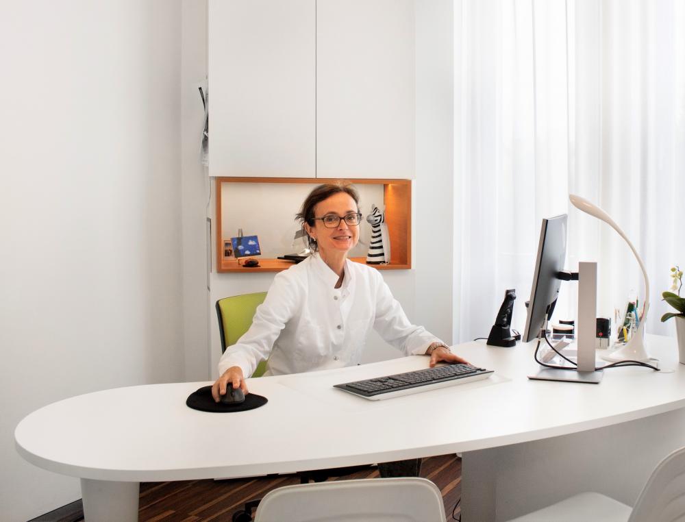 Dr. med. Petra Rindova am Schreibtisch