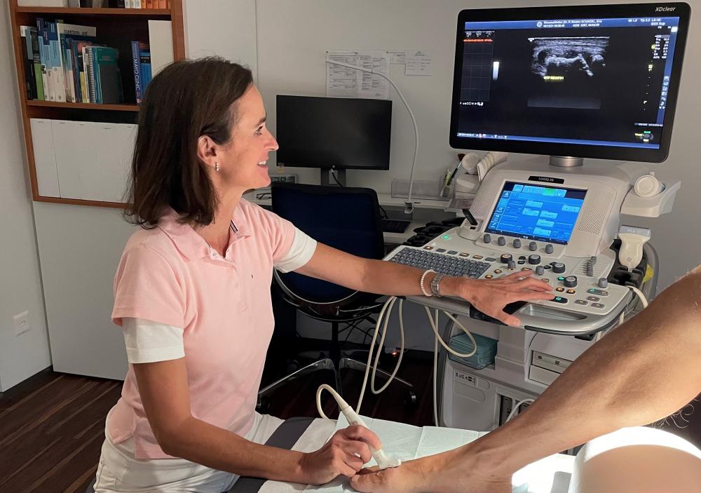 Dr. med. Petra Rindova bei einer Ultraschalluntersuchung